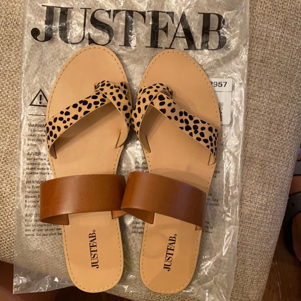 JustFab flat sandal, size 9 leopard print
